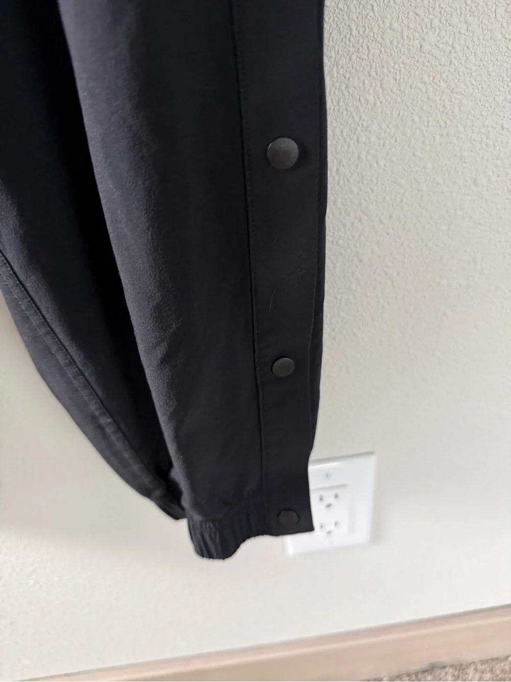 Lululemon Tear-Away Mid-Rise Track Pant Black Full Length Snaps Women’s Size 8